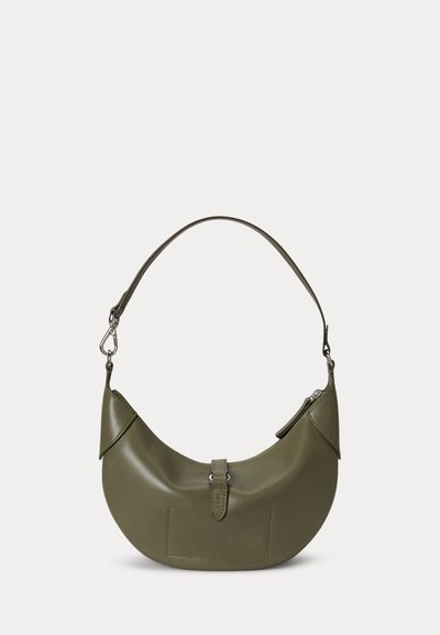 Bolso de mano de cuero verde oliva con forma de media luna, asa superior única, herrajes plateados y detalle de correa frontal sobre fondo liso.