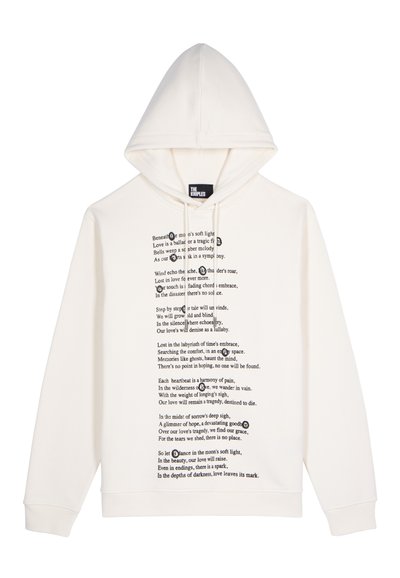 Cremfarbener Kapuzenpullover mit einem zentralen, in schwarzer Schrift gedruckten Gedicht, langen Ärmeln sowie einem gerippten Saum und Bündchen.