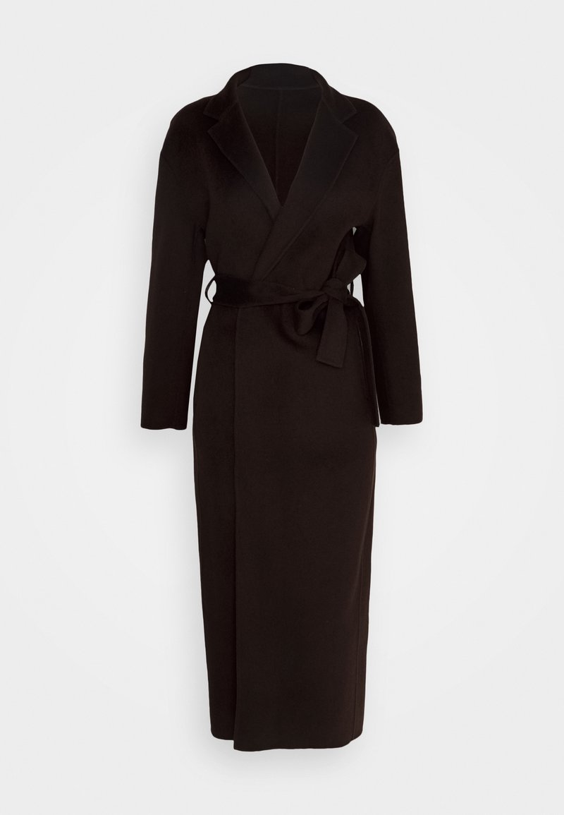 Sort omslagsfrakke lavet af blødt stof, med sjalkrave, lange ærmer og et bælte som kan bindes i taljen. Gulvlængde design.