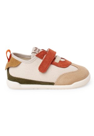 Zapatilla para niño pequeño beige y marrón con detalles en naranja y oliva, cierre de velcro y presilla en una suela blanca.