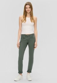 QS Jeans Slim Fit - tannengrün