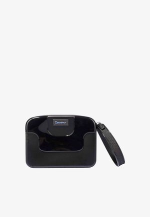 Borsa a tracolla nera rettangolare con finitura liscia e lucida, dotata di chiusura superiore, ritaglio laterale e una tracolla testurizzata.