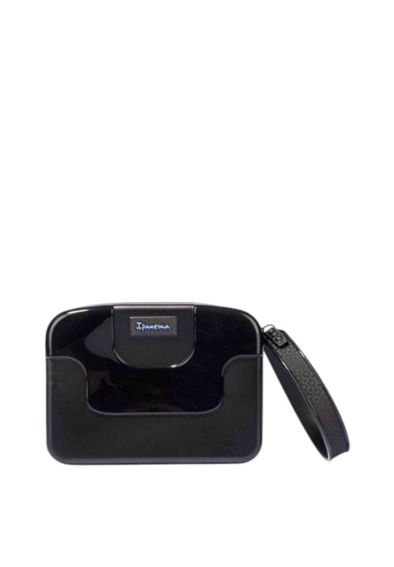 Borsa a tracolla nera rettangolare con finitura liscia e lucida, dotata di chiusura superiore, ritaglio laterale e una tracolla testurizzata.