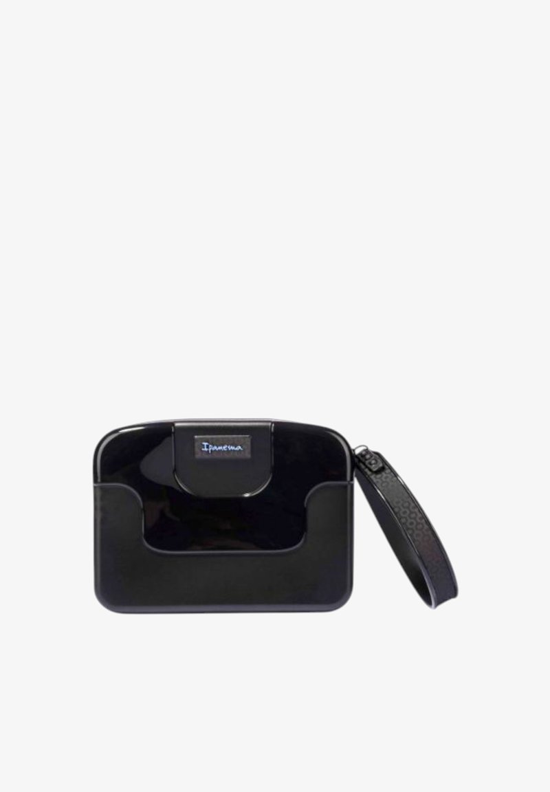 Borsa a tracolla nera rettangolare con finitura liscia e lucida, dotata di chiusura superiore, ritaglio laterale e una tracolla testurizzata.