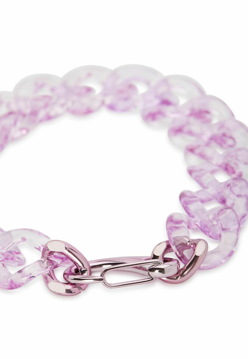 Bracelet en chaîne en acrylique translucide violet avec un fermoir en métal. Dispose de maillons lisses et entrelacés avec un motif marbré.