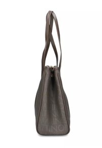 Borsa a tracolla marrone con manici lunghi e superficie a motivo che presenta testo del marchio ripetuto, vista di lato su uno sfondo bianco.