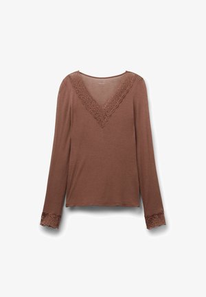 Haut à manches longues marron avec un décolleté en V, présentant une délicate dentelle le long du décolleté et des manches. Tissu doux et texturé.