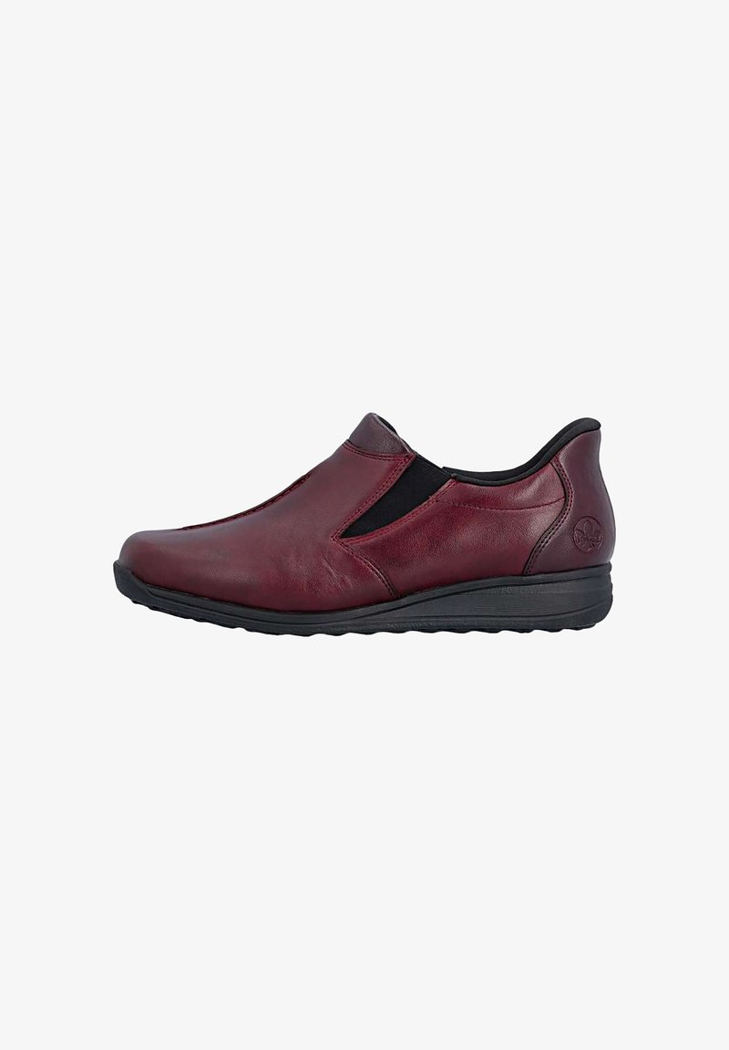 Chaussure en cuir bordeaux à enfiler avec panneaux latéraux élastiques noirs et semelle noire amortie, conçue pour le confort et un usage décontracté.