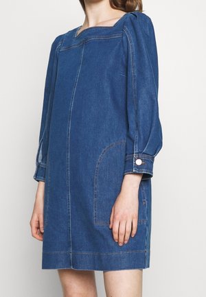Robe en denim avec un décolleté carré et des manches bouffantes. Elle dispose de deux poches latérales et de coutures contrastantes. Longueur mi-cuisse.