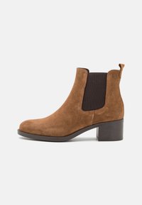 Botas de tobillo de ante marrón con paneles laterales elásticos y una lengüeta; tacón rectangular de bloque; suela lisa; diseño sencillo.