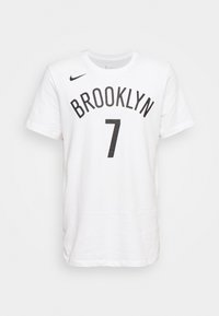 Valkoinen puuvillapaita, jossa on musta teksti "BROOKLYN" ja numero "7" edessä. Pyöreä kaula-aukko, lyhyet hihat, rento sovitus.