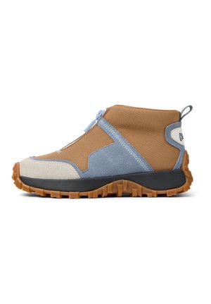 Bottines marron et bleues avec une tige en tissu texturé, une semelle en caoutchouc et une fermeture éclair à l'avant. Présente des accents cousus et une languette.
