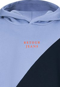 Felpa con cappuccio di un blu chiaro e blu navy scuro, con la scritta "RETOUR JEANS" in piccole lettere arancioni sul petto, dotata di cappuccio ripiegato.