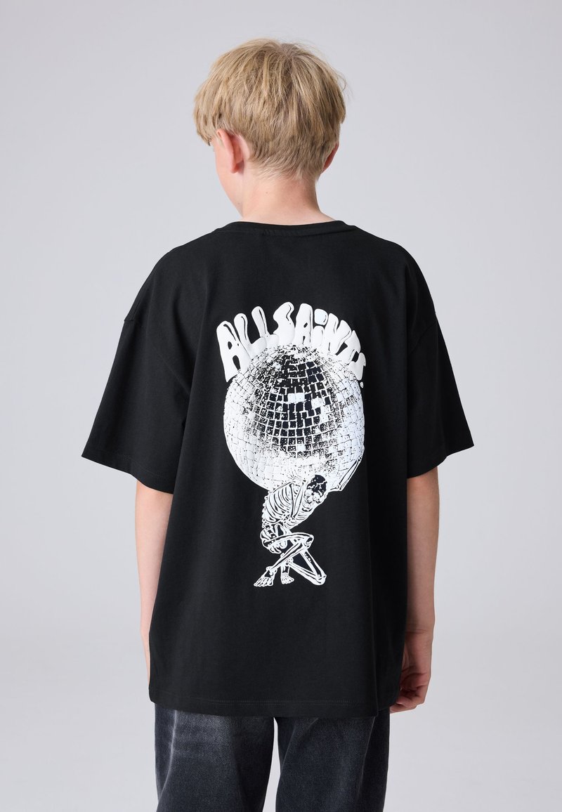 Fekete pamut póló, amelyen egy nagy fehér nyomat látható: egy csontváz tart egy diszkógömböt, és a grafika felett az "ALL SAINTS" felirat olvasható.