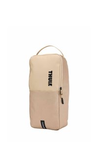 Sac à dos beige de forme rectangulaire, doté d'une poche zippée à l'avant, d'un logo de marque et d'une poignée supérieure pour un transport facile. Tissu durable.