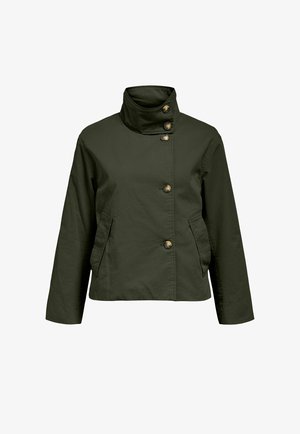 Veste vert olive avec col montant, cinq boutons sur le devant, manches longues et deux poches latérales, fabriquée en tissu lisse.