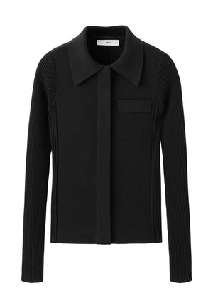 Črni pleteni kardigan s širokim ovratnikom, zapenjanjem na gumbe, rebrastimi rokavi in prsnim žepom. Ima teksturirano tkanino in krojen kroj.