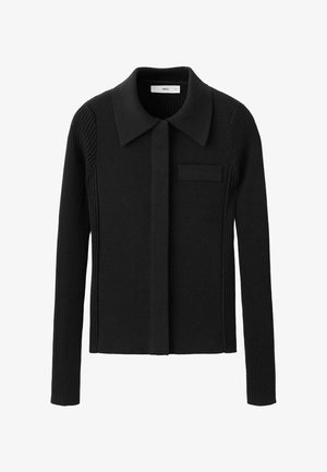 Črni pleteni kardigan s širokim ovratnikom, zapenjanjem na gumbe, rebrastimi rokavi in prsnim žepom. Ima teksturirano tkanino in krojen kroj.