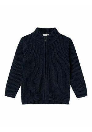 Marineblå strikket cardigan med lynlås, ribbet struktur, lange ærmer og høj krave, vist fladt på en hvid baggrund.