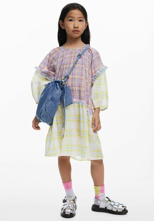 Pledinė suknelė pastelinių spalvų su raukiniais ant rankovių, derinama su džinso rankine. Kojinės dekoruotos rožinės į geltoną pereinančios spalvos gradientu, sidabrinės basutės.