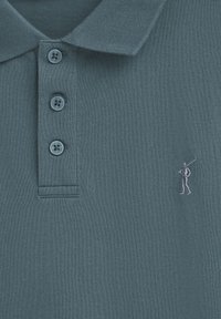 Poloshirt in Schieferblau, mit einem Kragen, drei Knöpfen und einer kleinen gestickten Figur auf der linken Brust. Glatte Struktur, lässiges Design.