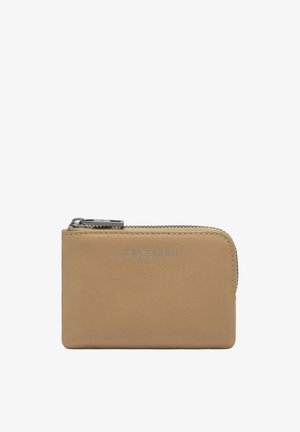 Karmelowa skórzana portmonetka na zamek błyskawiczny z srebrnym suwakiem i wytłoczonym napisem "Liebeskind Berlin" na przodzie.