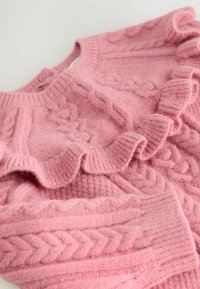 Pulover tricotat roz, cu model de cabluri și guler volănat. Material texturat cu manșete și margine ribbed.