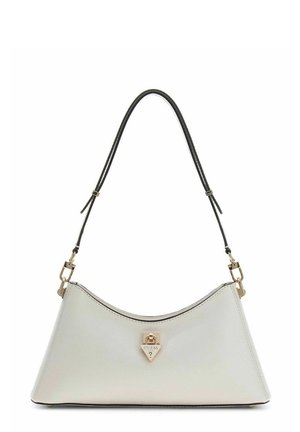 Weißer dreieckiger Guess-Handtasche mit schwarzem, verstellbarem Schultergurt und goldfarbenem Verschluss vor einfachem Hintergrund.