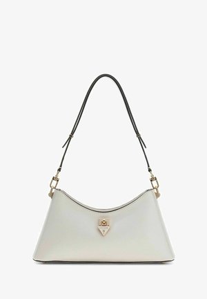 Sac à main blanc triangulaire Guess avec bandoulière noire réglable et fermoir doré sur fond uni.