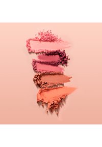 Coloretes en polvo en tonos rosa suave, rosa intenso, malva, durazno y coral, con una textura fina y un acabado mate sobre un fondo neutro.