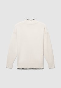 Hellbeige gestrickter Pullover mit hohem Kragen, ausgestattet mit schwarzen Akzentnähten am Saum und an den Bündchen. Glatte Textur und lockere Passform.