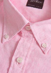Camicia di lino rosa con colletto, bottoni bianchi e etichetta che recita "JASON JACOBSON", taglia L. Il tessuto ha un aspetto texturizzato.