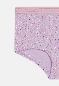 Korte bomullstruser i lys lilla med prikker i rosa, blå og hvit. Har en myk elastisk midje med diskrete striper.