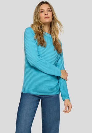 Blau gestreifter Langarmpullover mit rundem Ausschnitt und gerippter Textur, kombiniert mit Jeans. Einfaches, lässiges Design.