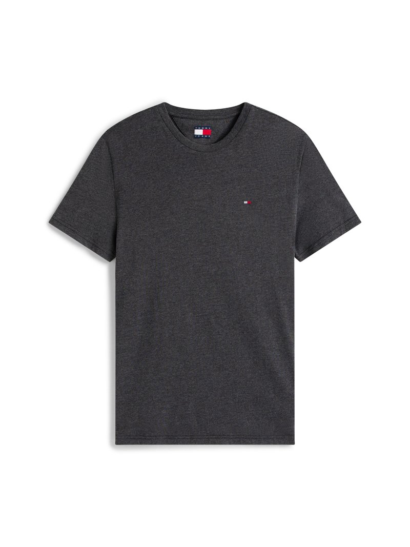 T-shirt gris foncé à manches courtes et col rond, avec un petit logo rouge, blanc et bleu sur la poitrine gauche et une étiquette à l’intérieur du col.