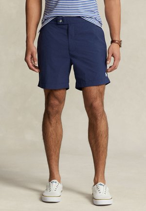 Granatowe bawełniane krótkie spodenki z płaskim przodem, przednimi kieszeniami i jedną tylną kieszenią. Prosty design z małym logo na dole.