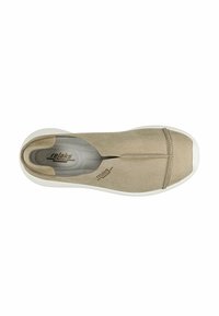 Beige Slip-On Freizeitschuh mit weißer Sohle, weichem Wildleder-Obermaterial und dem "relaks"-Logo, das innen und an der Seite nahe der Öffnung aufgedruckt ist.