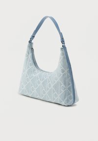 Τσαντάκι ώμου από μπλε τζιν με κυρτό σχέδιο, διαθέτει κλείσιμο με φερμουάρ, υφή στην επιφάνεια και επίπεδο λουράκι για μεταφορά.