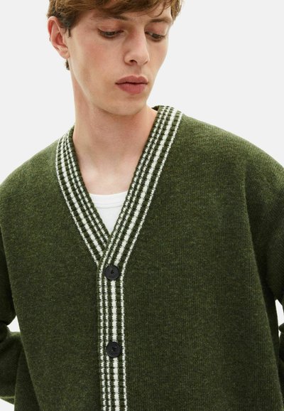 Cardigan verde con scollo a V profondo, caratterizzato da un collo a maglia rigata e tre bottoni neri sul davanti. Texture morbida e peso medio.