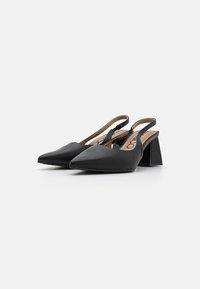 Črne slingback pete s koničastimi prsti, narejene iz gladkega materiala. Imajo blok peto in svetlo rjav vstavni del z vidnim logotipom blagovne znamke.