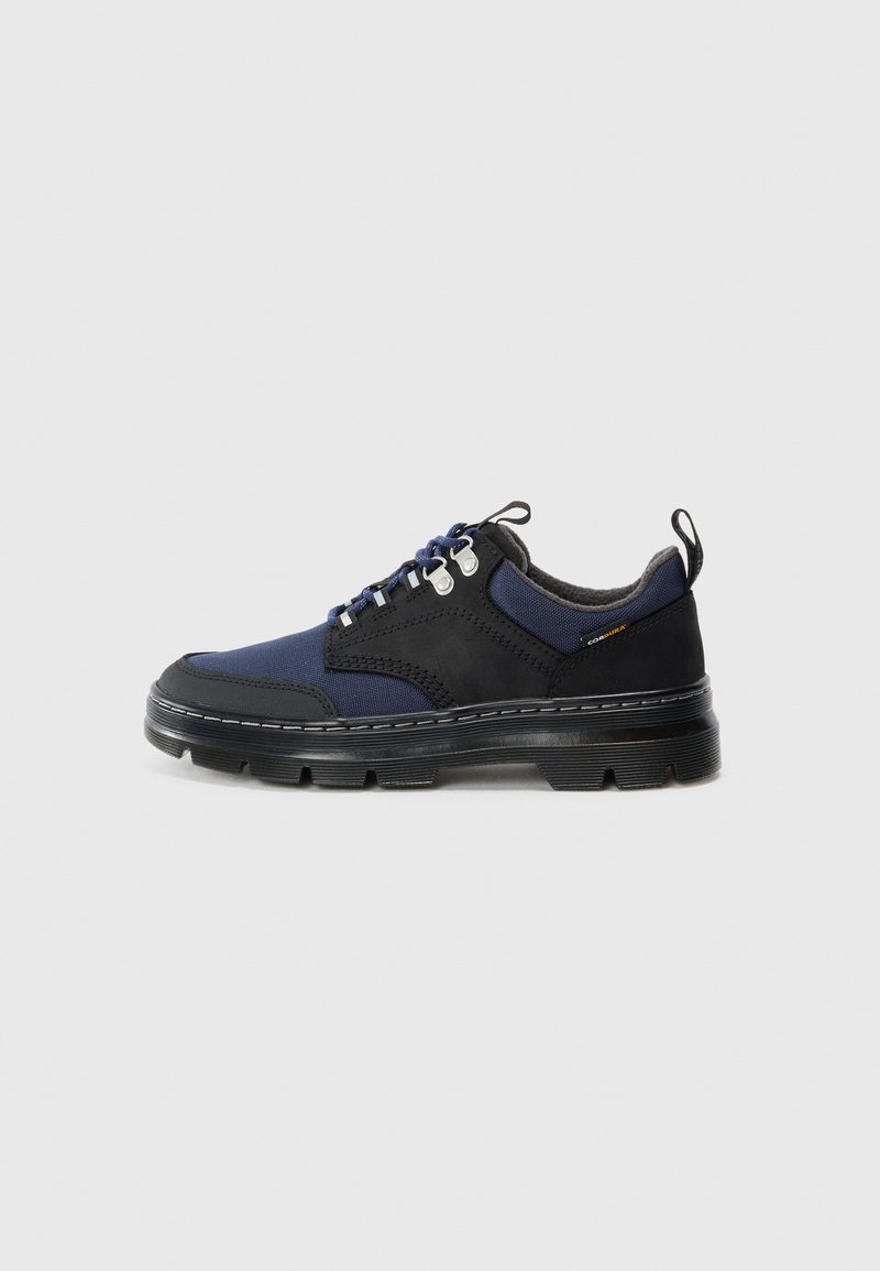 Lavtop sorte og navy blå sneakers med tyk sort sål, metaløjer, snørebånd og polstret krave mod hvid baggrund.