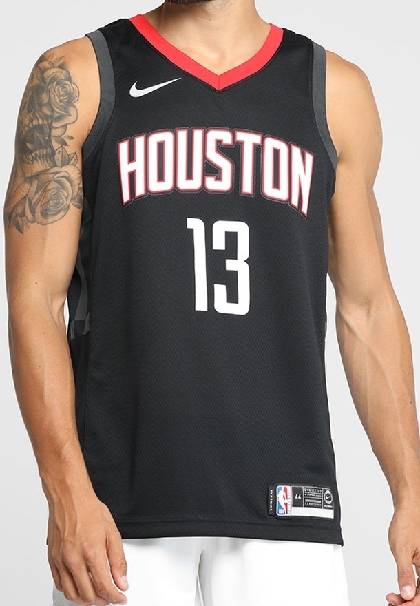 Maillot de basket-ball noir avec "HOUSTON" en lettres rouges et le numéro "13" en blanc. Comprend un col en V, le logo Nike, et une texture en mesh.