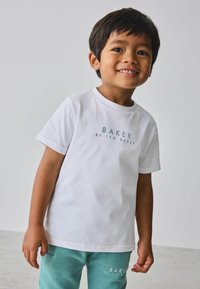 Biele bavlnené tričko s bledozeleným potlačeným textom "BAKER BY TED BAKER." Krátke rukávy, okrúhly výstrih, v kombinácii s mätovo zelenými nohavicami.