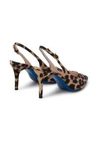 Decolletè slingback con stampa leopardata, punta affusolata, cinturino nero, accessori in oro e suola blu. Il materiale sembra testurizzato e morbido.