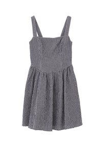 Mustavalkoinen ruudullinen mekko, jossa on säädettävät olkaimet, muotoiltu yläosa ja levenevä helma. Valmistettu kevyestä kankaasta, jossa on teksturoitu pinta.