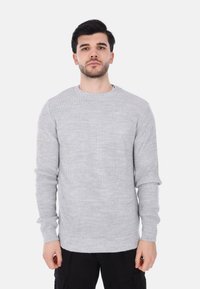 Maglione grigio chiaro lavorato a maglia con scollatura rotonda, texture a costine e maniche lunghe, caratterizzato da una vestibilità comoda e una costruzione solida.