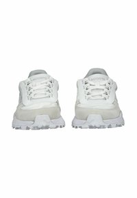 Białe buty sportowe z połączenia zamszu i siateczki, z teksturowanym wzorem, szarymi akcentami i gumową podeszwą.