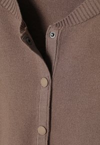 Brauner Strickcardigan mit V-Ausschnitt, geripptem Kragen und zwei Knöpfen. Die Textur ist glatt mit einem subtilen Glanz.