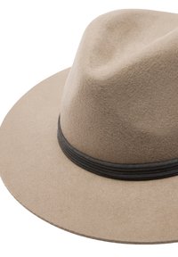 Beżowy filcowy kapelusz z szerokim rondem i ciemnoszarym splecionym paskiem u podstawy. Gładka tekstura, wyraźna forma i czyste linie.