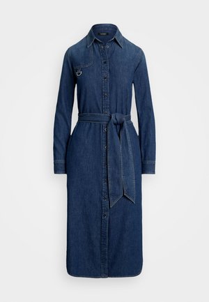 Lange mouw donkerblauwe denim jurk met knopen aan de voorkant, tailleband, kraag en metalen ringdetail op de klep van de borstzak.